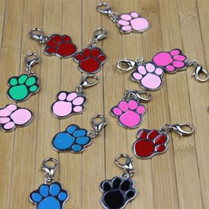 rostfritt stål hund tagg fotspår.