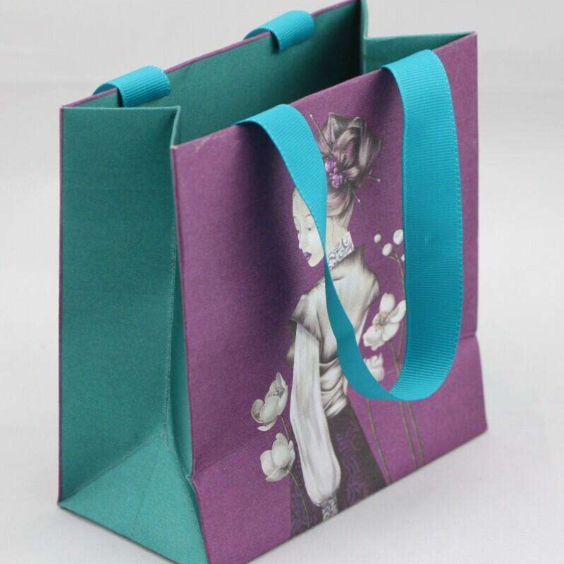 bärpappers presentpåse med bandhandtag