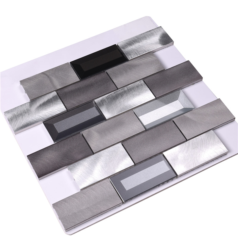 Ljus / mörkgrå aluminiumblandning av glasplattor i köksvägg