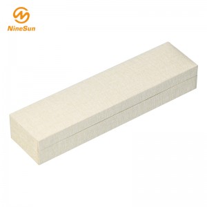 Penna låda med mjölk och grön färg