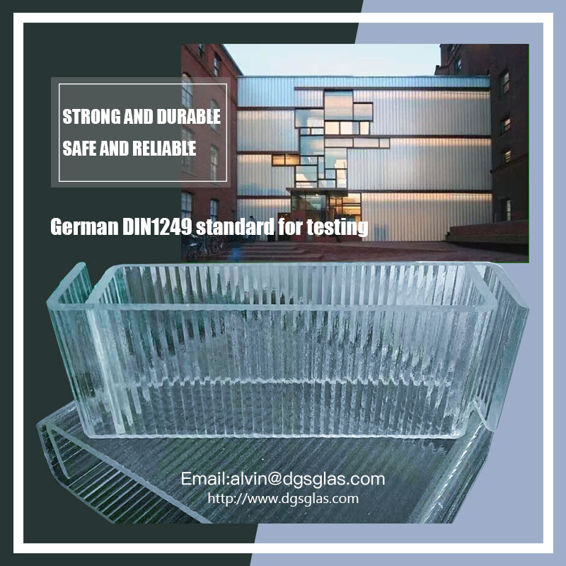 Lätt nytt byggnadsmaterial l genomskinligt U-format glasprofilglas