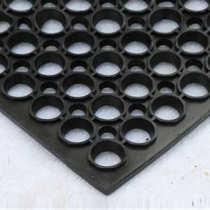 Halkskyddad gummimatta med dräneringshål för lekplats