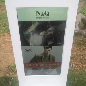 Utomhusreklamlösning Solcellbänk med LED-belysning