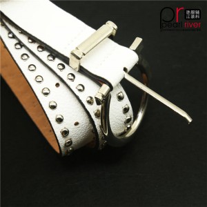 Senaste band i vitt läder med metallspänne