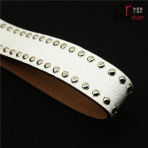 Senaste band i vitt läder med metallspänne