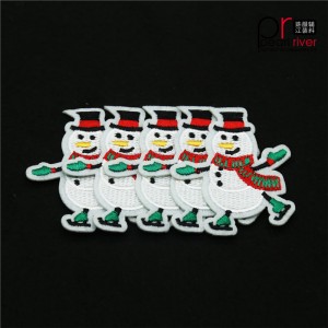 Julsnögubbe med gröna kostymer broderad lapp