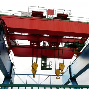 Dubbla strålkastarkran med dubbel vagn