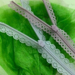 Osynlig blixtlås med mönstrad spetsband 12