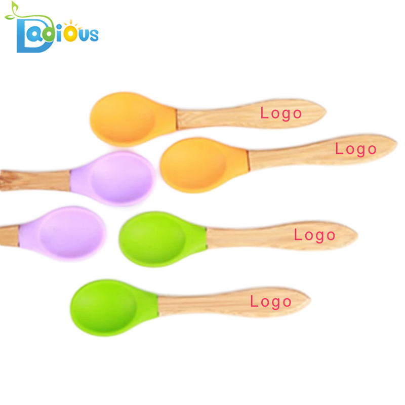 Anpassad logotyp Bambu Babyutrustning Silikon Babyskedar matklass BPA gratis naturliga babysskedar
