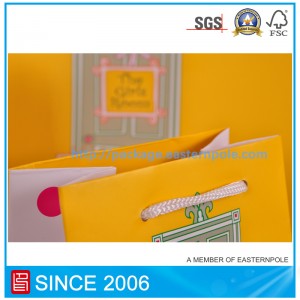 Härlig presentpapperspåse