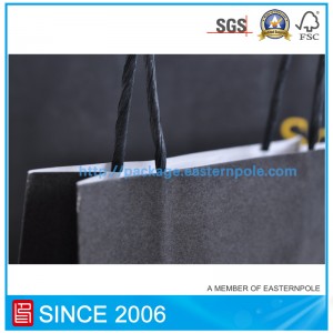 Svart papperspåse med foliestämpellogotyp