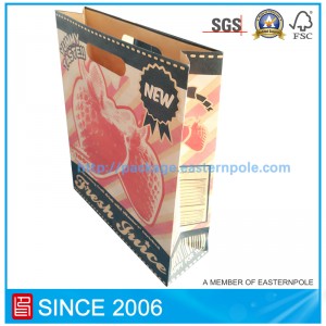 Brun papperspåse med återvunnet material med handtag i formstans