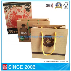 Brun papperspåse med återvunnet material med handtag i formstans