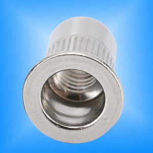 Flat huvud räfflad kropp