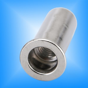 Platt huvud rund kropp nära slutet