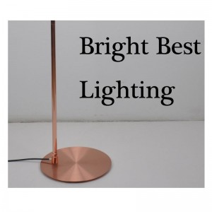 Golvlampa med justeringsfunktion och platt bas