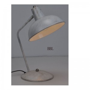 Bordslampa med justeringsfunktion i metall och vitborstat guld