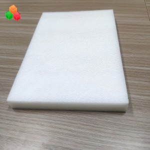 Utvidgad polyetenmjuk esd svartvit epe-packningsskumplåt för maskin- / elektroniktransportskyddsförpackning