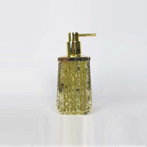 klart glas med guld dekalerade badrumstillbehör