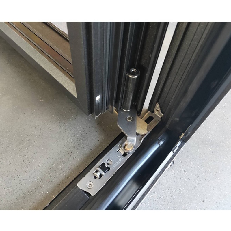 Långa smala aluminiumfönster och dörrar