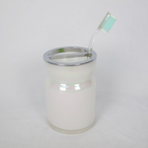 Ljus badrumsuppsättning i glansglas