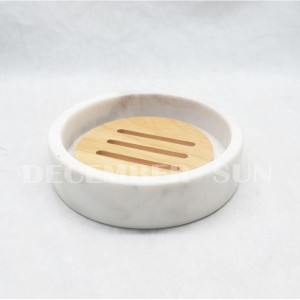 Vit marmor med badrumsdetaljer för trädelar