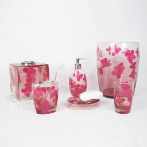 Klart glas med dekalerat badrumstillbehör