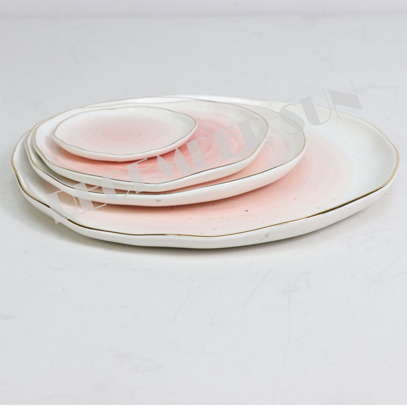 Ett brett urval av keramisk tabell efterrättplatta rånar skålen