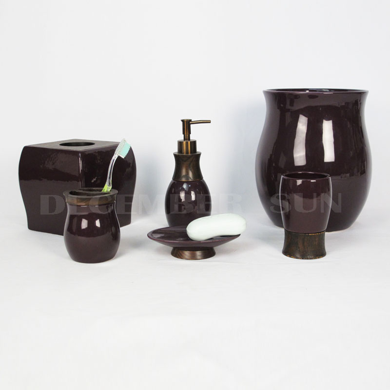 Keramik med delar av trä badrumstillbehör