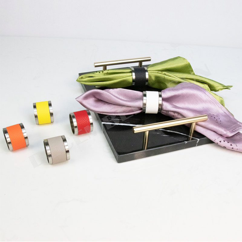 Vacker färg metall och läder servett ring