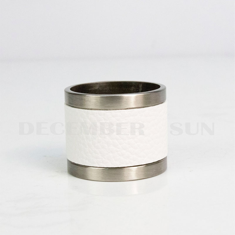 Vacker färg metall och läder servett ring