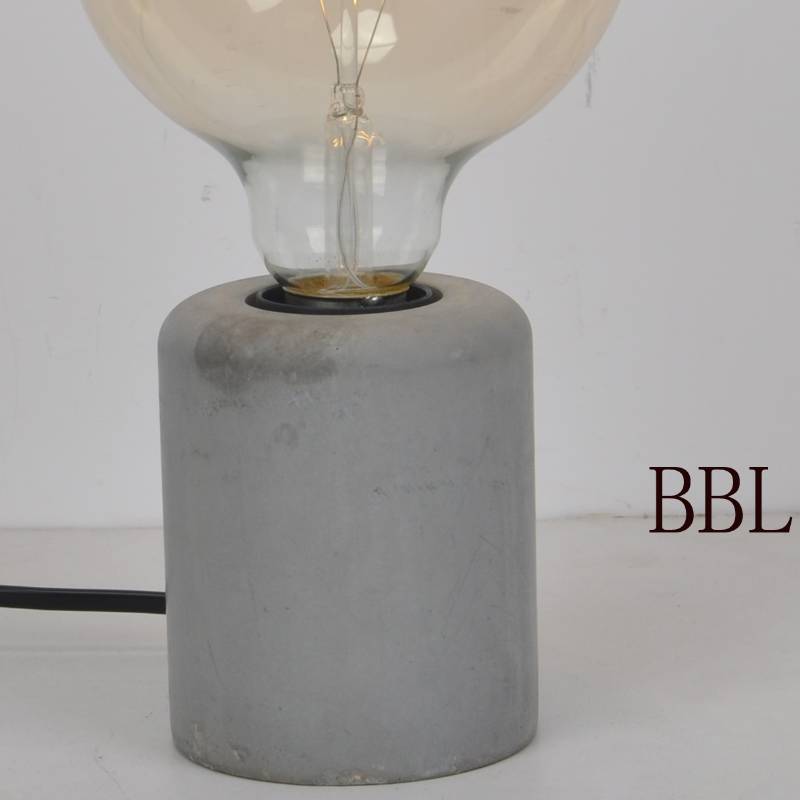 Bordslampa med liten kolonnbetong