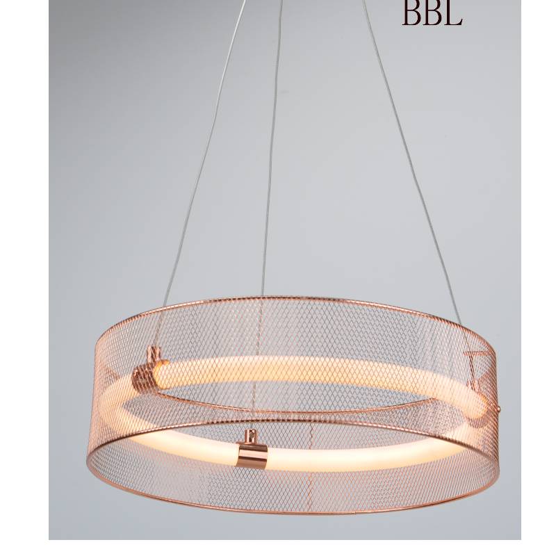 LED-pendellampa med metallnät och akrylrör