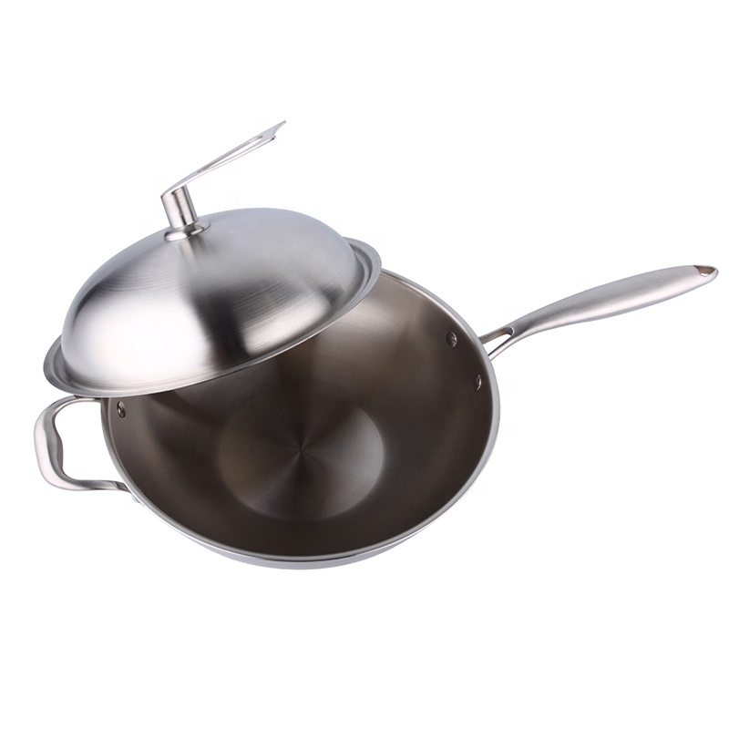 wok av rostfritt stål med lock och långa handtag