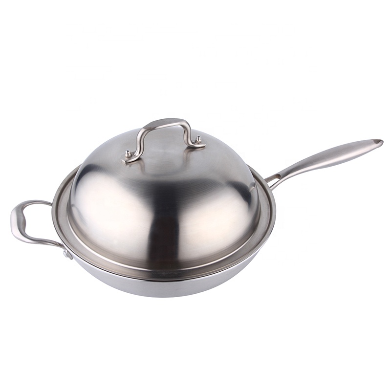 wok av rostfritt stål med lock och långa handtag