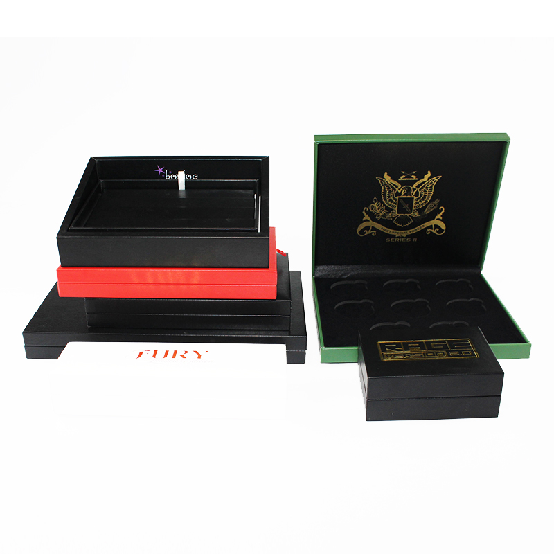 Metall- och klocklåda, av trä, för roterande klocka