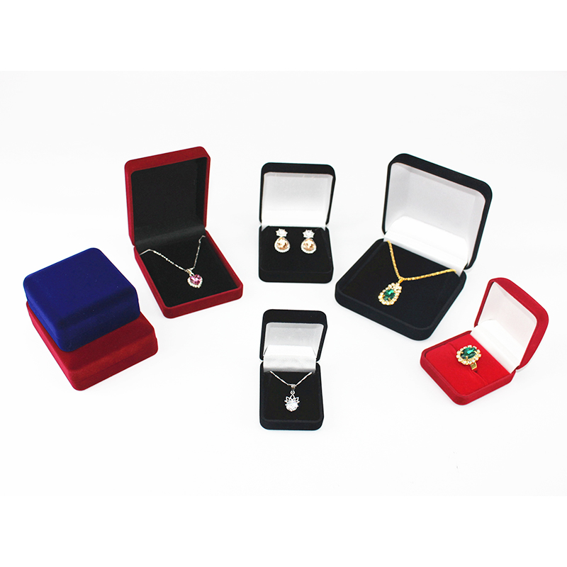 Smycken i smyckeskrin, sammetslåda.