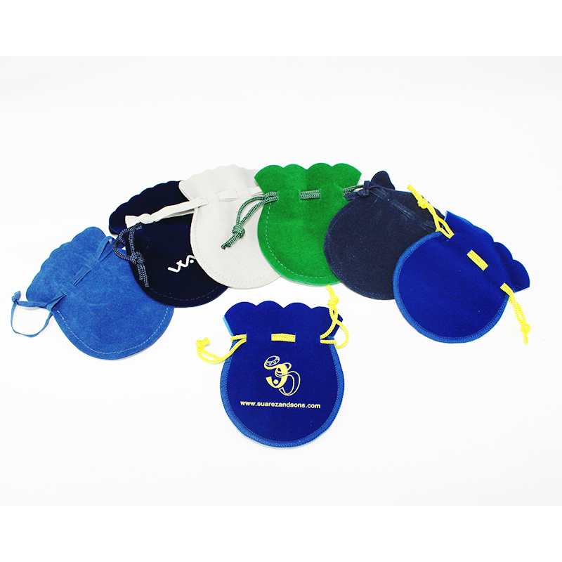 Väska med smycken, presentpåsar, kosmetika