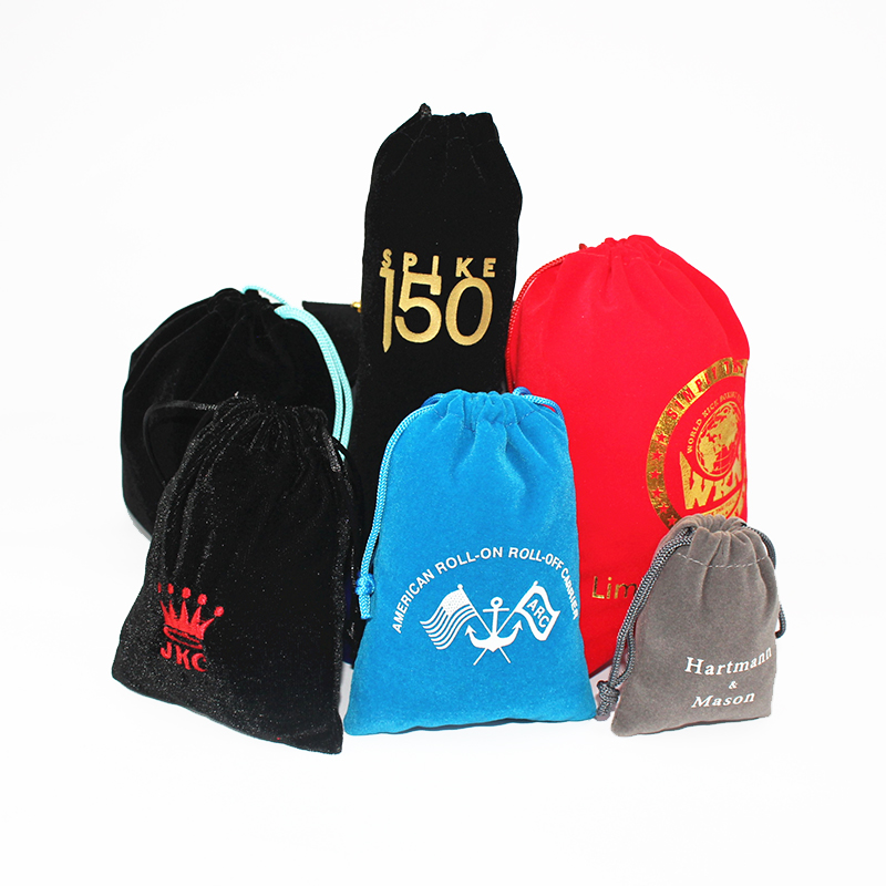 Väska med smycken, presentpåsar, kosmetika