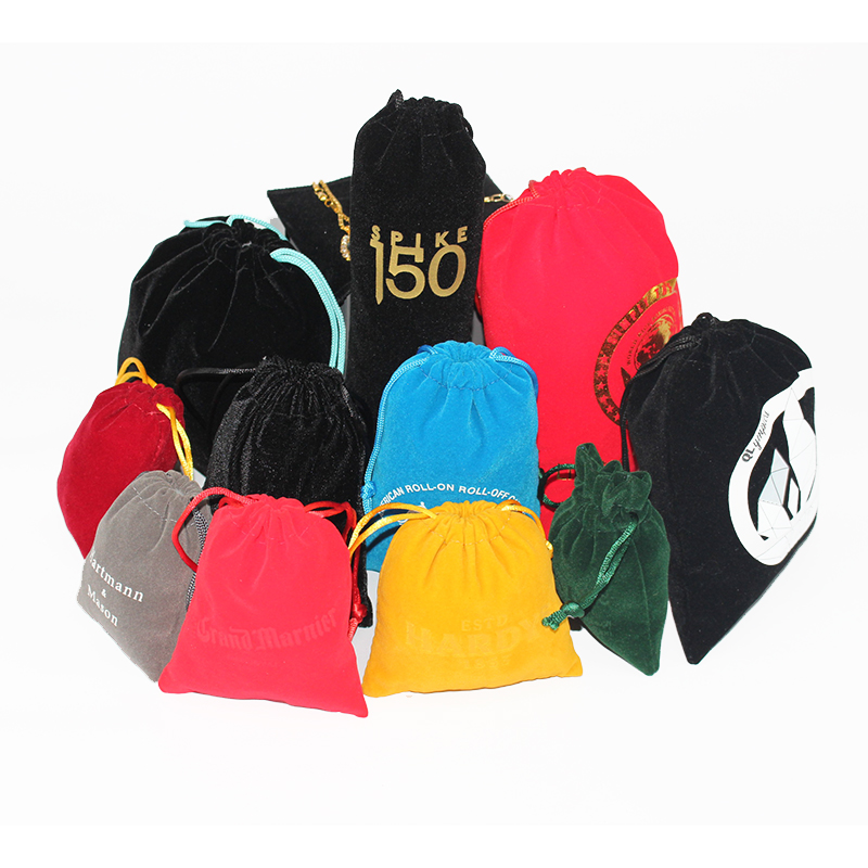 Väska med smycken, presentpåsar, kosmetika