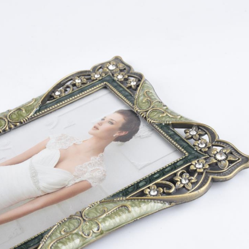Gammal europeisk bröllopsklänning kreativ bildruta av emalj- och fotobildruta Bildram för bildframställning