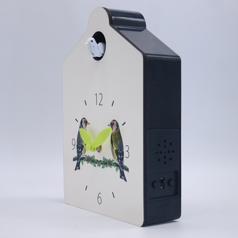 vit bergvägg av gök, träklocka