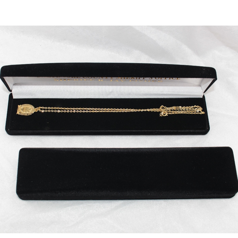 D-11 specialtillverkad svart sammetlåda för emblem och halsband