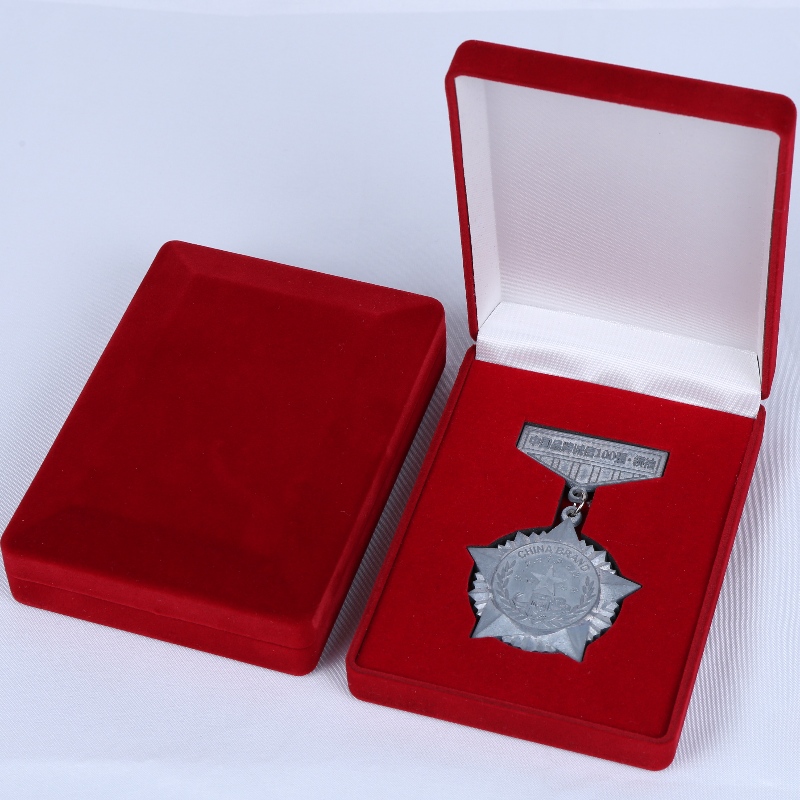 D-15 i grossistledet, svart och röd sammetslåda för mynt, halsband och medalj