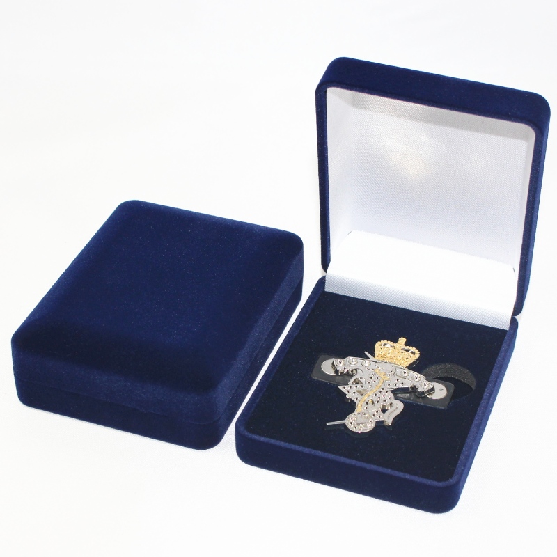 Artikel D-22B rund form sammetlåda för mynt, halsband & emblem, mm. 70 * 90 * 30, vikter cirka 60 g