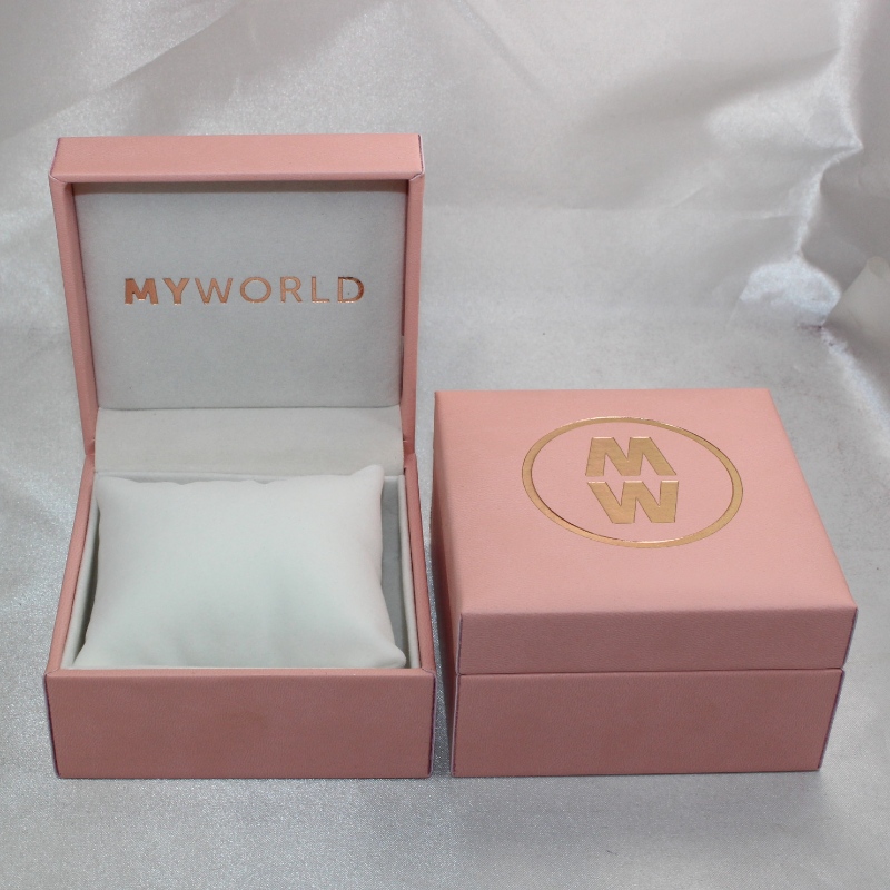 Artikel V-05 rektangel Plastic Leatherette Paper Box för klocka. mm. 100 * 100 * 60, vikter ca 194 g