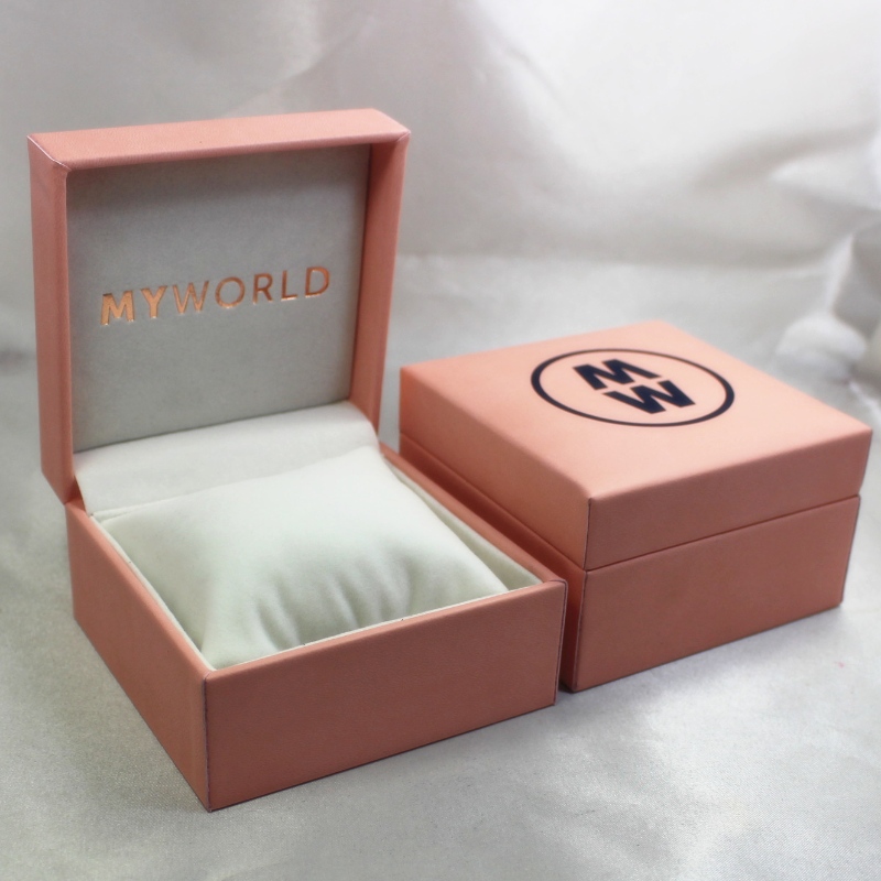 Artikel V-05 rektangel Plastic Leatherette Paper Box för klocka. mm. 100 * 100 * 60, vikter ca 194 g