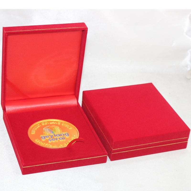 Artikel V-19 fyrkantig PU-läderbox för 90 * 90mm mynt, medalje & märke mm mm. 110 * 125 * 33, vikter cirka 140 g