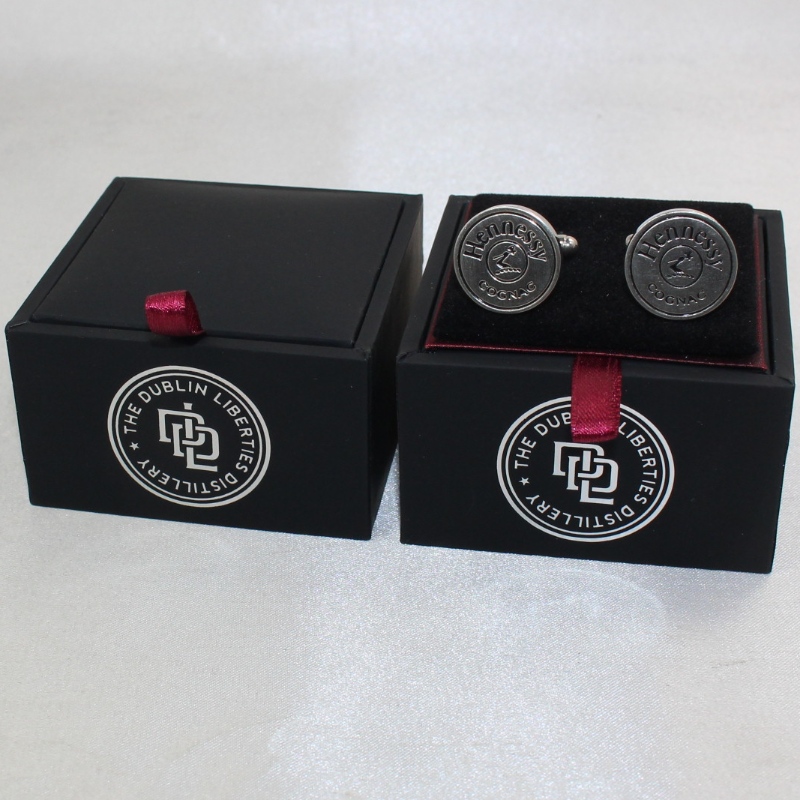 Artikel V-20S fyrkantig PU-läderbox för manschettknappar mm mm. 65 * 65 * 38, vikt ca 62 g