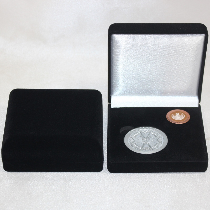 Artikel D-33L rund form sammetlåda för mynt, medalj & märke, mm. 100 * 100 * 39 mm, vikter cirka 96 g